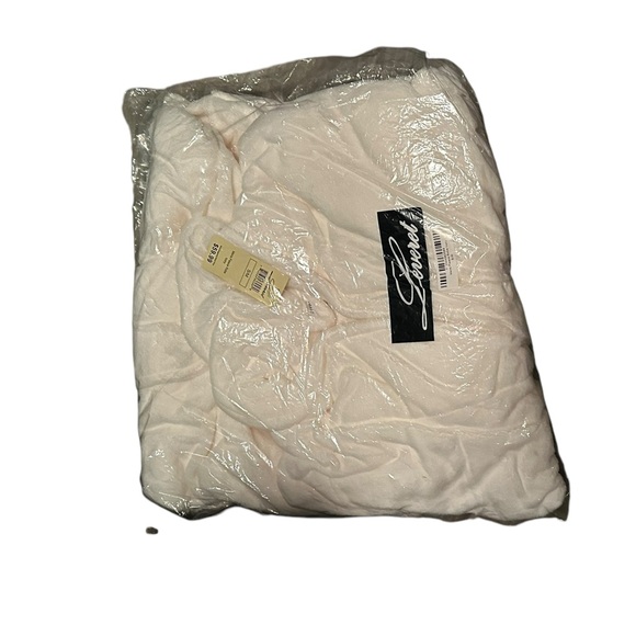 NWT Men’s ivory fleece robe - Picture 2 of 2